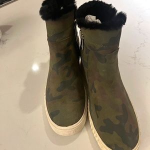 Steve Madden Camoflauge Winter Booties w/Fur Trim! BRAND NEW